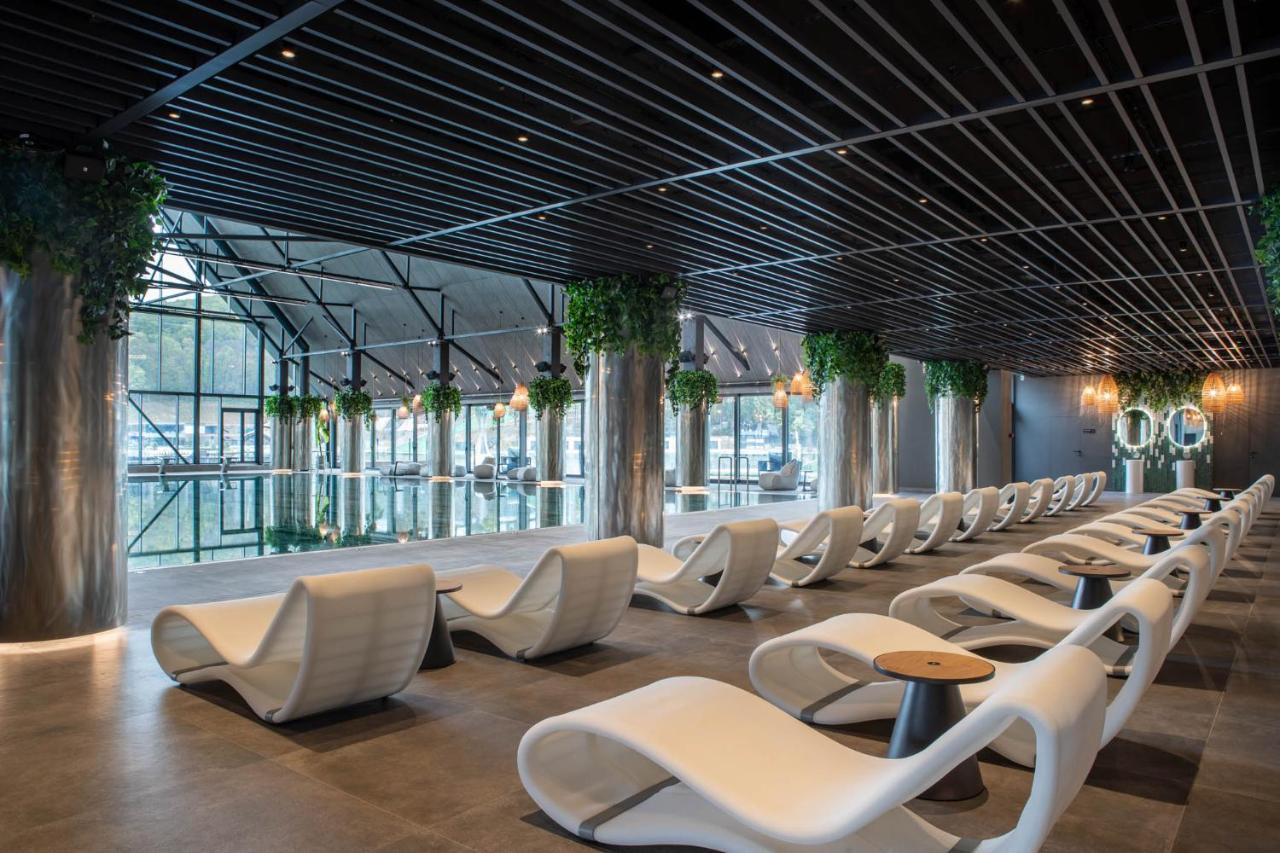 Emily Resort Lviv Bagian luar foto The lounge at the airport