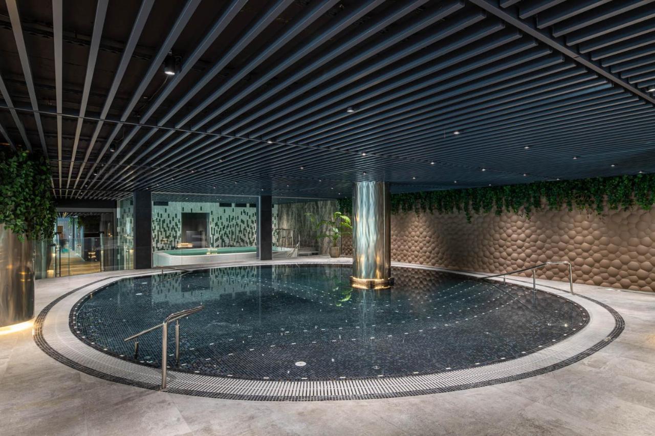 Emily Resort Lviv Bagian luar foto The pool at the 101 Sky Lounge