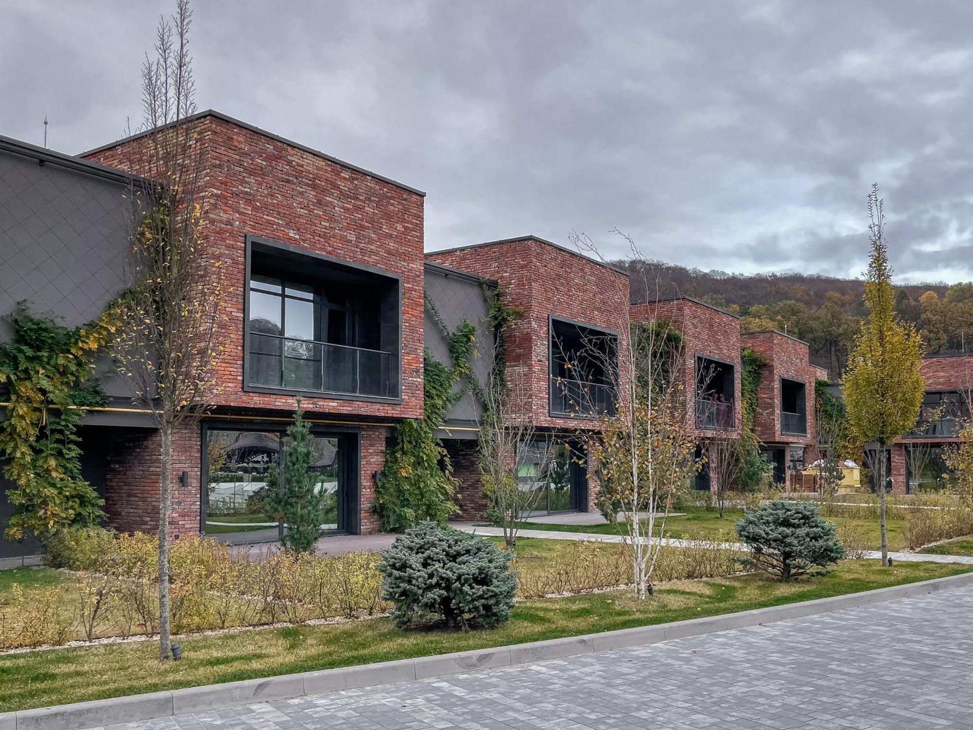 Emily Resort Lviv Bagian luar foto