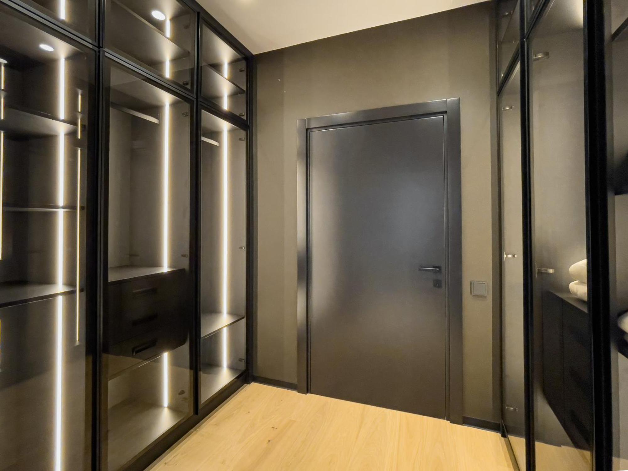 Emily Resort Lviv Ruang foto A modern interior door