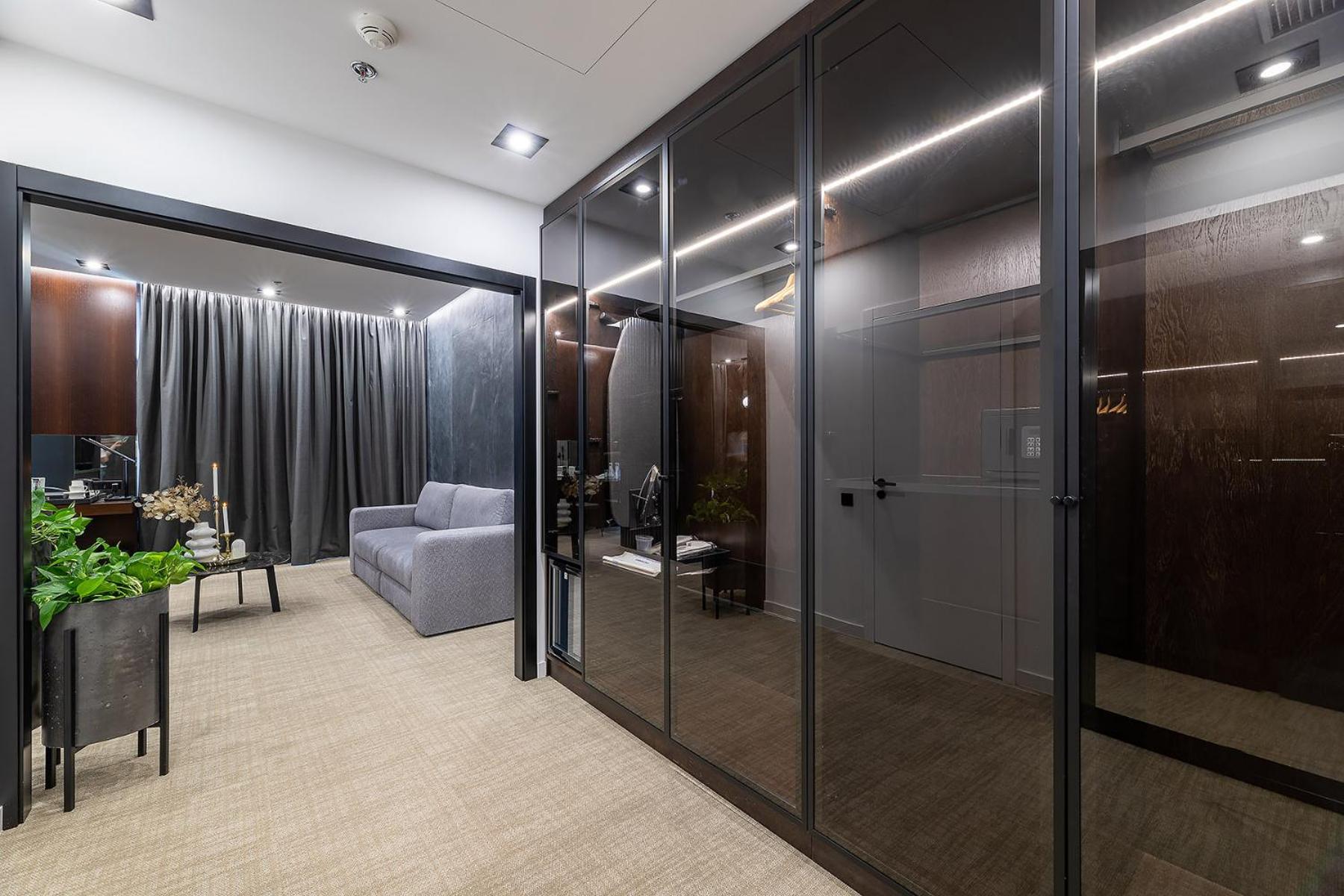 Emily Resort Lviv Ruang foto A walk-in closet