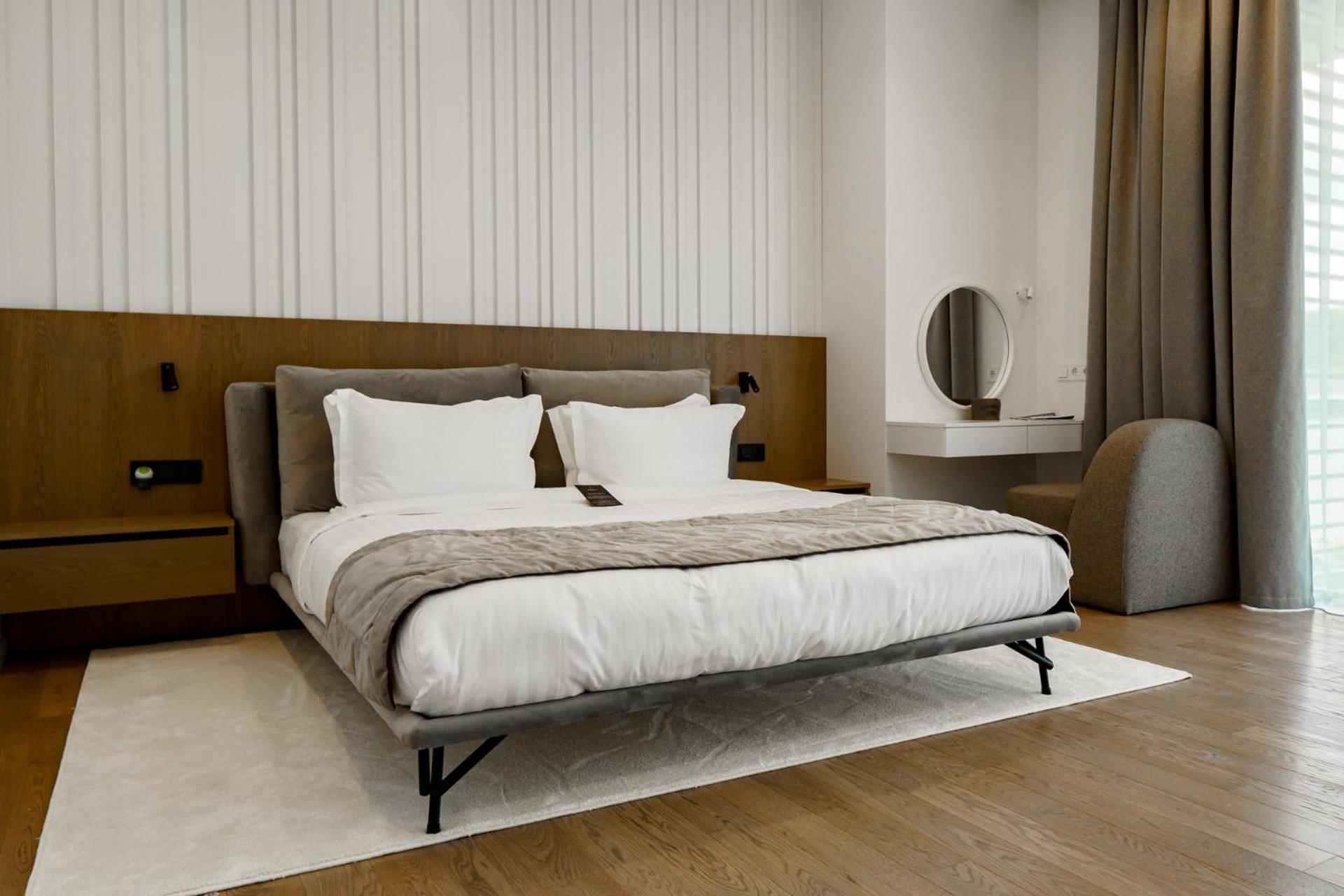 Emily Resort Lviv Bagian luar foto A bedroom